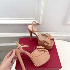 Valentino 华伦天奴 26𝐬𝐬 2026春夏新品 VT蝴蝶结防水台高跟凉鞋 上新☑️ ———————————— Valentino 华伦天奴 26𝐬𝐬 2026春夏新品 VT蝴蝶结防水台高跟凉鞋 上新☑️ ————————————