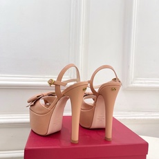 Valentino 华伦天奴 26𝐬𝐬 2026春夏新品 VT蝴蝶结防水台高跟凉鞋 上新☑️ ———————————— Valentino 华伦天奴 26𝐬𝐬 2026春夏新品 VT蝴蝶结防水台高跟凉鞋 上新☑️ ————————————