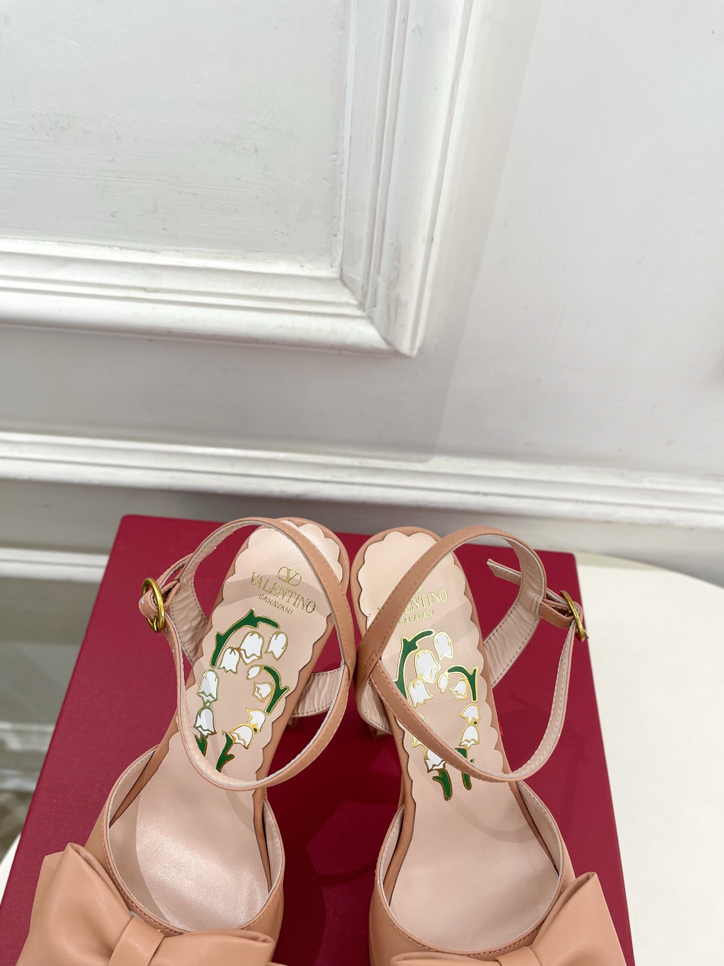 Valentino 华伦天奴 26𝐬𝐬 2026春夏新品 VT蝴蝶结防水台高跟凉鞋 上新☑️ ———————————— Valentino 华伦天奴 26𝐬𝐬 2026春夏新品 VT蝴蝶结防水台高跟凉鞋 上新☑️ ————————————