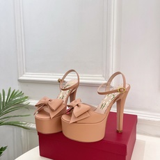 Valentino 华伦天奴 26𝐬𝐬 2026春夏新品 VT蝴蝶结防水台高跟凉鞋 上新☑️ ———————————— Valentino 华伦天奴 26𝐬𝐬 2026春夏新品 VT蝴蝶结防水台高跟凉鞋 上新☑️ ————————————