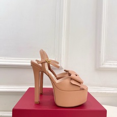 Valentino 华伦天奴 26𝐬𝐬 2026春夏新品 VT蝴蝶结防水台高跟凉鞋 上新☑️ ———————————— Valentino 华伦天奴 26𝐬𝐬 2026春夏新品 VT蝴蝶结防水台高跟凉鞋 上新☑️ ————————————