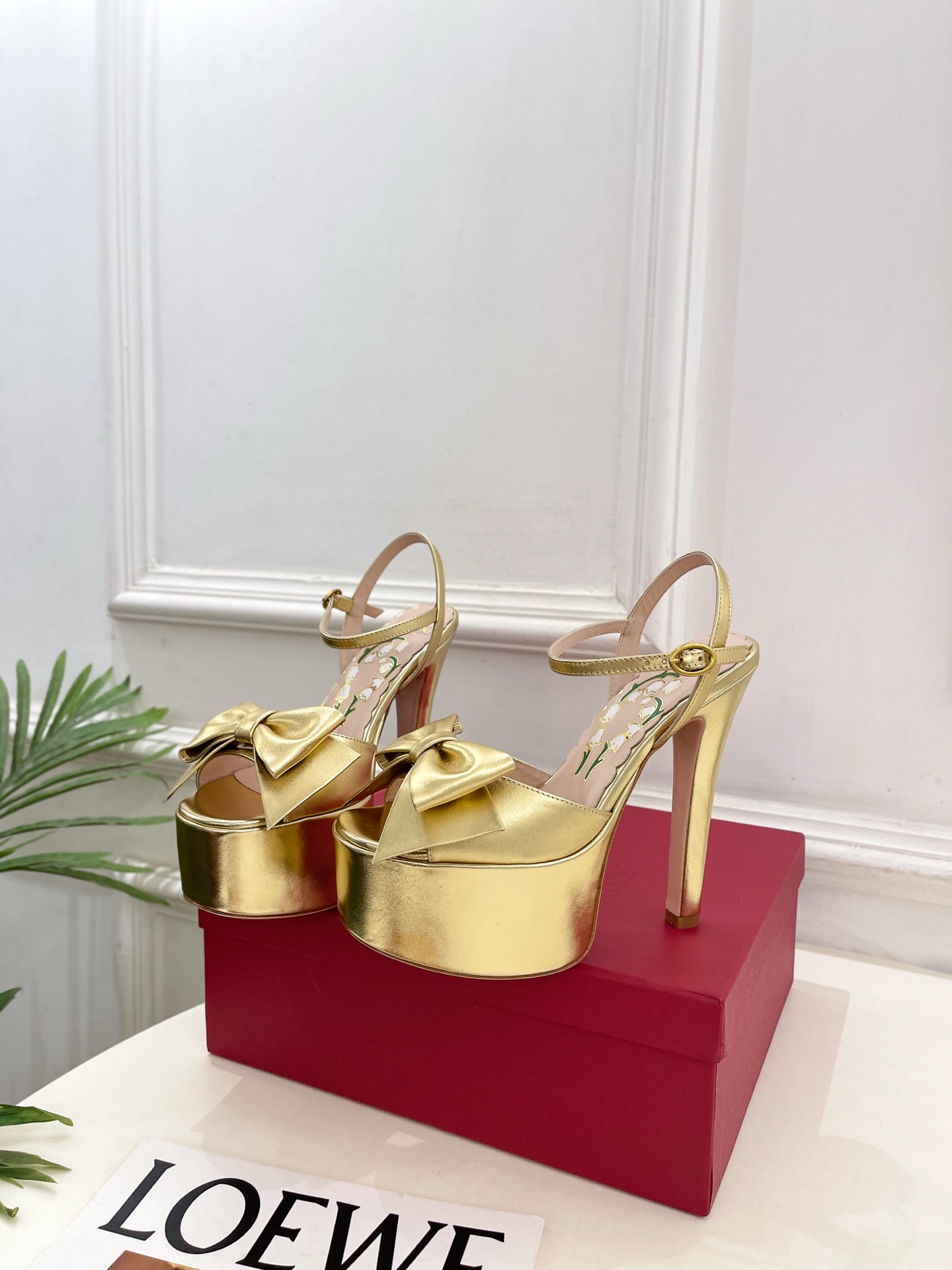 Valentino 华伦天奴 26𝐬𝐬 2026春夏新品 VT蝴蝶结防水台高跟凉鞋 上新☑️ ———————————— Valentino 华伦天奴 26𝐬𝐬 2026春夏新品 VT蝴蝶结防水台高跟凉鞋 上新☑️ ————————————