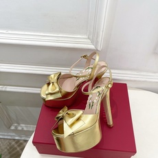 Valentino 华伦天奴 26𝐬𝐬 2026春夏新品 VT蝴蝶结防水台高跟凉鞋 上新☑️ ———————————— Valentino 华伦天奴 26𝐬𝐬 2026春夏新品 VT蝴蝶结防水台高跟凉鞋 上新☑️ ————————————