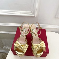 Valentino 华伦天奴 26𝐬𝐬 2026春夏新品 VT蝴蝶结防水台高跟凉鞋 上新☑️ ———————————— Valentino 华伦天奴 26𝐬𝐬 2026春夏新品 VT蝴蝶结防水台高跟凉鞋 上新☑️ ————————————