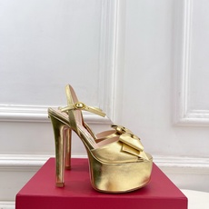 Valentino 华伦天奴 26𝐬𝐬 2026春夏新品 VT蝴蝶结防水台高跟凉鞋 上新☑️ ———————————— Valentino 华伦天奴 26𝐬𝐬 2026春夏新品 VT蝴蝶结防水台高跟凉鞋 上新☑️ ————————————