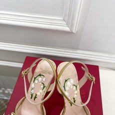Valentino 华伦天奴 26𝐬𝐬 2026春夏新品 VT蝴蝶结防水台高跟凉鞋 上新☑️ ———————————— Valentino 华伦天奴 26𝐬𝐬 2026春夏新品 VT蝴蝶结防水台高跟凉鞋 上新☑️ ————————————