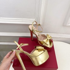 Valentino 华伦天奴 26𝐬𝐬 2026春夏新品 VT蝴蝶结防水台高跟凉鞋 上新☑️ ———————————— Valentino 华伦天奴 26𝐬𝐬 2026春夏新品 VT蝴蝶结防水台高跟凉鞋 上新☑️ ————————————