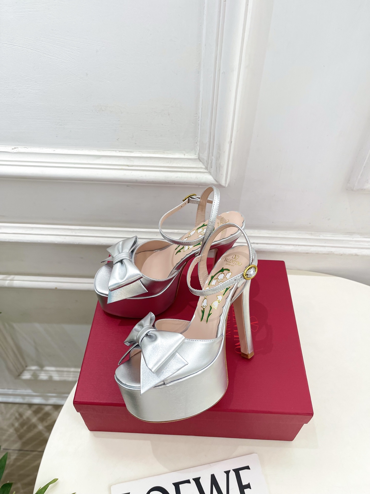 Valentino 华伦天奴 26𝐬𝐬 2026春夏新品 VT蝴蝶结防水台高跟凉鞋 上新☑️ ———————————— Valentino 华伦天奴 26𝐬𝐬 2026春夏新品 VT蝴蝶结防水台高跟凉鞋 上新☑️ ————————————
