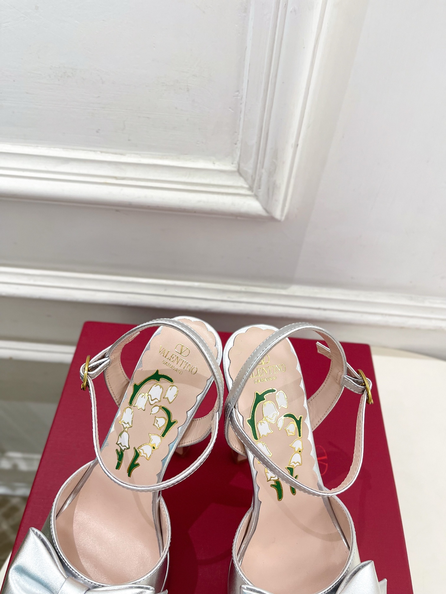 Valentino 华伦天奴 26𝐬𝐬 2026春夏新品 VT蝴蝶结防水台高跟凉鞋 上新☑️ ———————————— Valentino 华伦天奴 26𝐬𝐬 2026春夏新品 VT蝴蝶结防水台高跟凉鞋 上新☑️ ————————————
