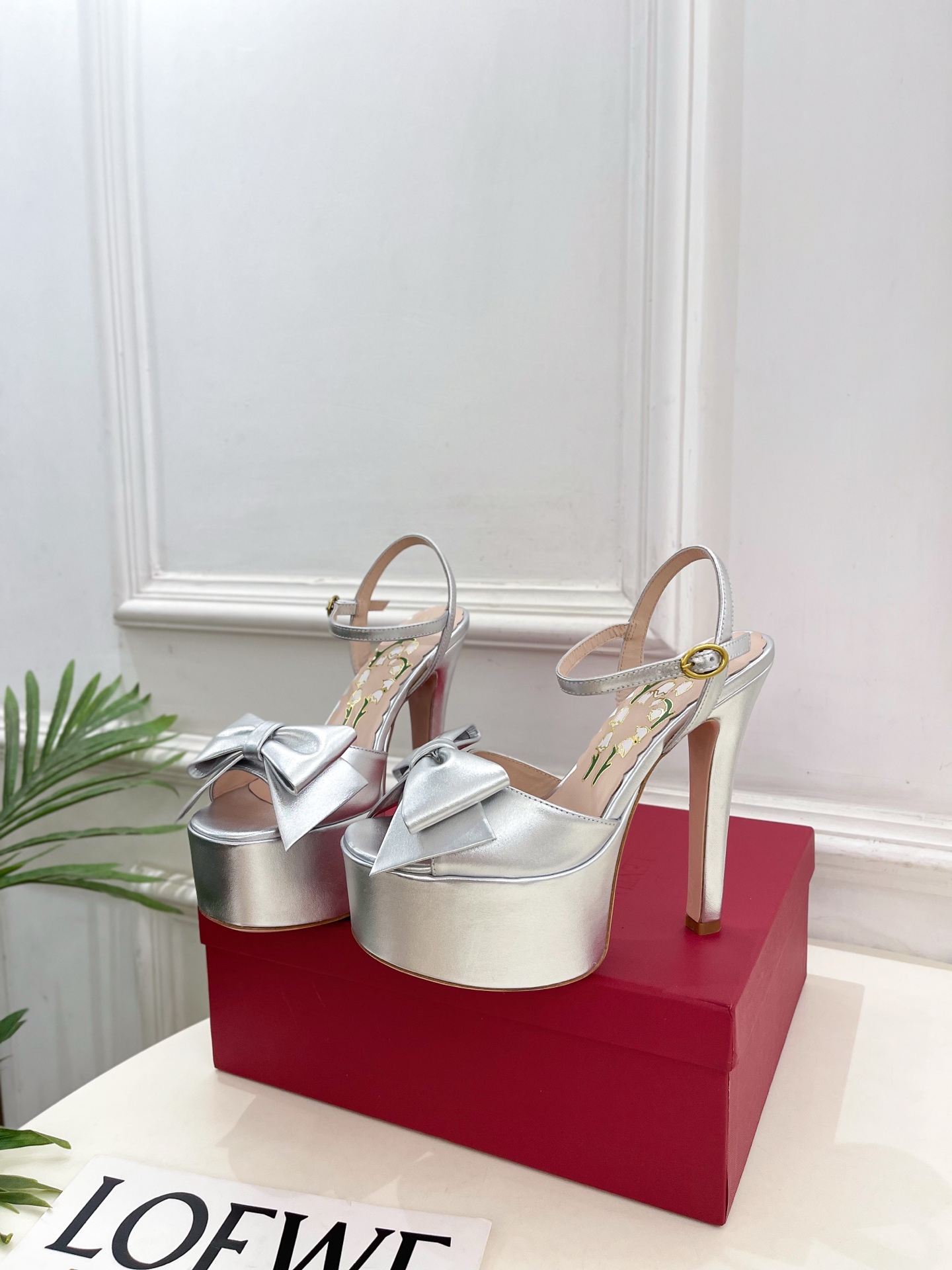 Valentino 华伦天奴 26𝐬𝐬 2026春夏新品 VT蝴蝶结防水台高跟凉鞋 上新☑️ ———————————— Valentino 华伦天奴 26𝐬𝐬 2026春夏新品 VT蝴蝶结防水台高跟凉鞋 上新☑️ ————————————