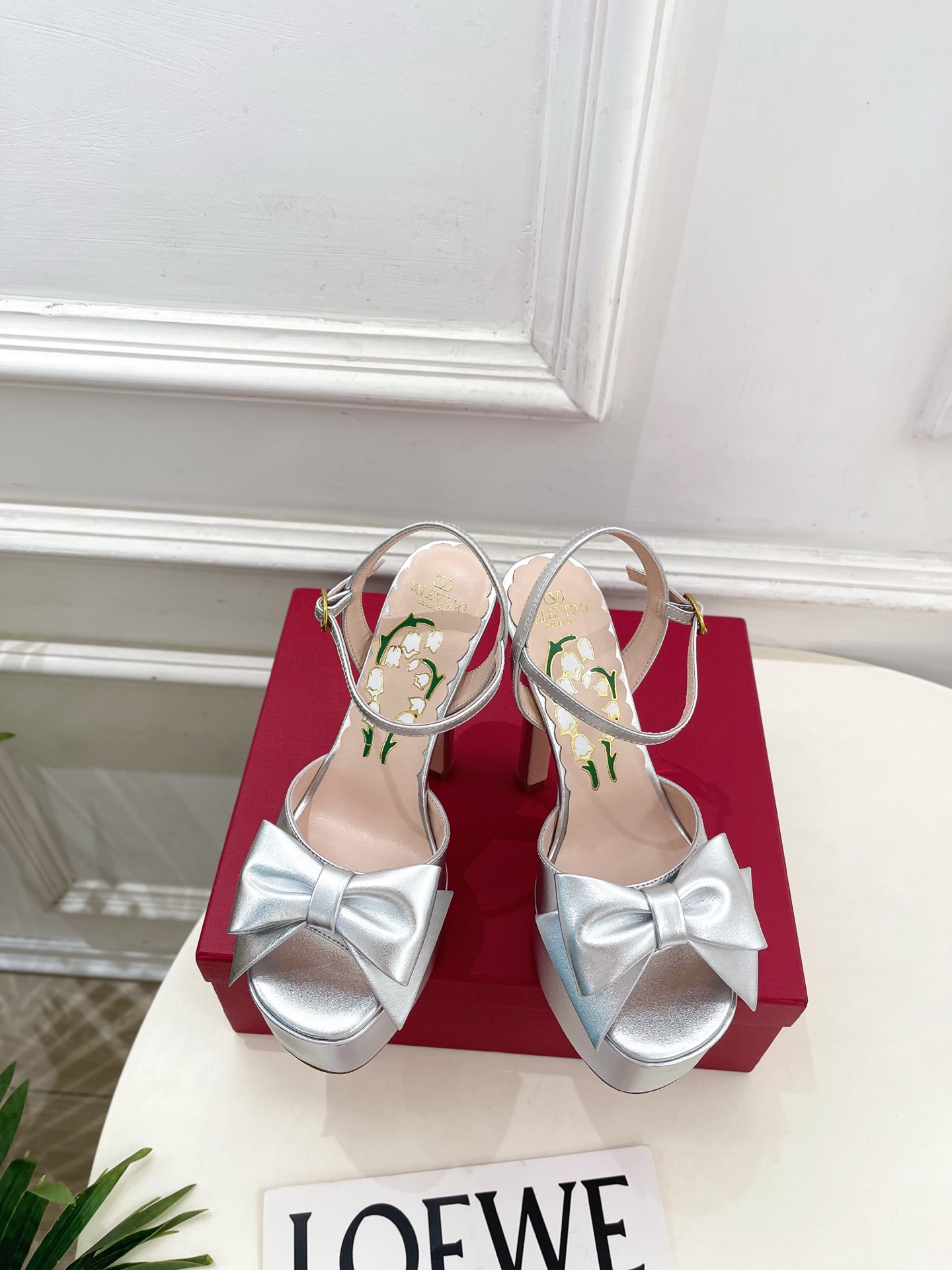 NO:925688,Valentino Valentino 26 2026 spring and summer new product VT bow platform high-heeled sandals are new ———————————— Valentino Garavani’s classic “Roman Stud” series debuts in a new interpretation!  The latest golden V-buckle element is full of high-end feel!  BS is extremely fashionable ~ Original custom-made imported cowhide leather lining Original Italian leather outsole Heel height 14.5cm/front platform 5.5cm Size 35-39 (40.41. Customized, non-refundable) Price No. 2607045, high heels sandals, valentino, valentino, sandals, high heels, cowhide, sheepskin, Leather soles19860909Valentino 华伦天奴 26 2026春夏新品 VT蝴蝶结防水台高跟凉鞋 上新 —————————————— Valentino Garavani 的经典“Roman Stud”系列以全新的诠释方式首发！最新金色V扣元素 满满的高级感 ！BS时尚度爆棚～ 鞋面原版特定制进口牛皮 内里原版进口羊皮里 大底意大利真皮大底 跟高 14.5cm/前水台5.5cm 码数35-39（40.41.定做不退换） 价格 编号2607045,高跟鞋凉鞋,valentino,valentino,sandals,high heels,cowhide,sheepskin,Leather soles,Women's Shoes