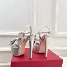 Valentino 华伦天奴 26𝐬𝐬 2026春夏新品 VT蝴蝶结防水台高跟凉鞋 上新☑️ ———————————— Valentino 华伦天奴 26𝐬𝐬 2026春夏新品 VT蝴蝶结防水台高跟凉鞋 上新☑️ ————————————