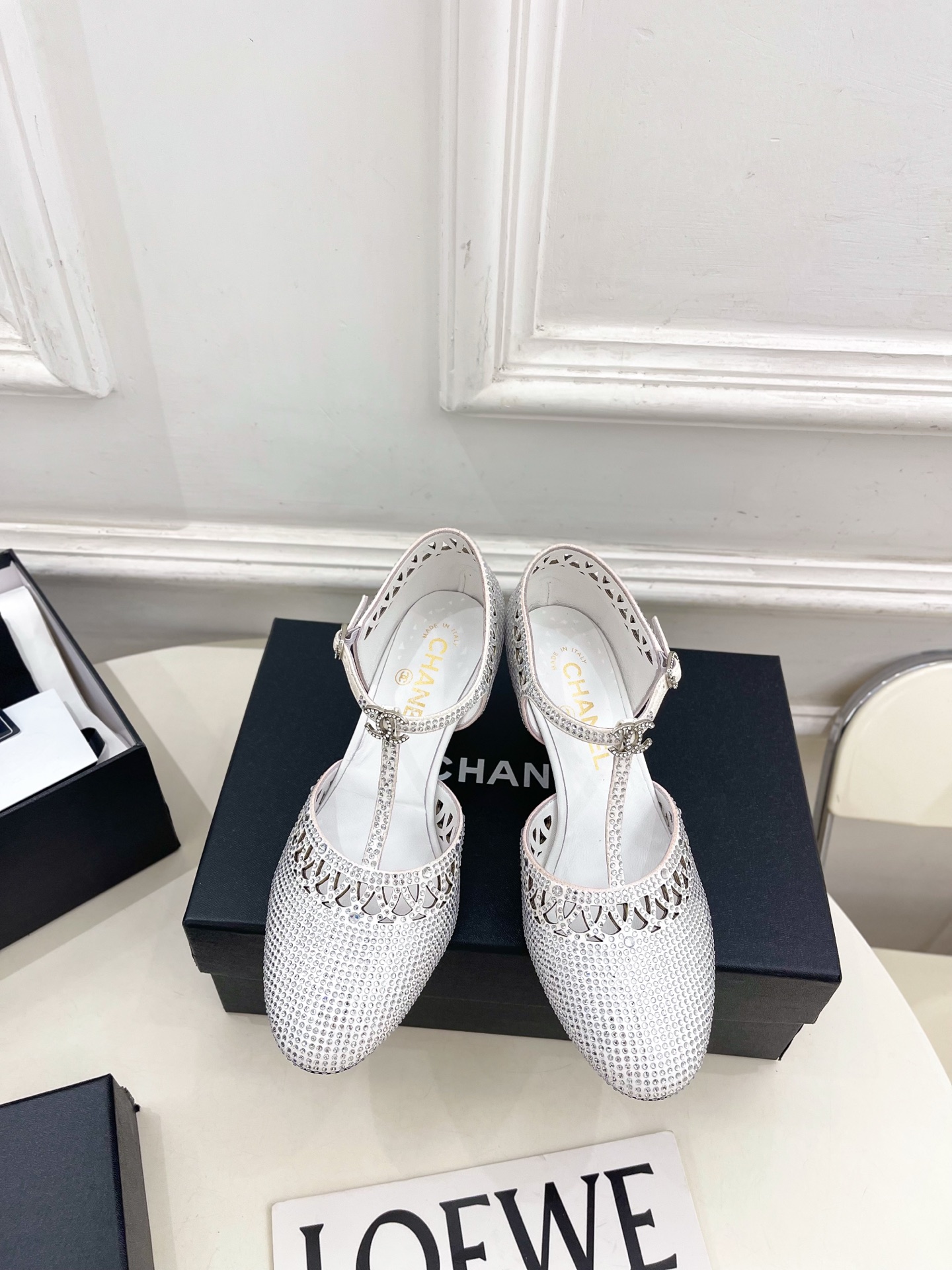 NO:925677,| Xiaoxiang 26 2026 spring and summer new products, classic catwalk models in the counter, Xiaoxiang double C rhinestone T-strap hollow sandals are new in the series. The absolute best in the BS fashion circle. The matching will interpret the meticulous, minimalist and classic elements that will never fade away. It will show a unique dressing style that is too beautiful to say. A must-have for summer... ━━━━━ t  ━━━━━ Highly customized original leather upper, imported silk sheepskin lining, original imported genuine leather outsole, heel height 6.5cm, shoe size: 35-39 (40.41 customized, non-returnable) No. 2607043, sandals, sandals, sheepskin, Leather soles19860909| 小香 26 2026 春夏新品 专柜经典走秀款 小香双C水钻T字带中空凉鞋 系列上新 BS时尚圈的绝绝子 搭配将演绎着细致 极简 永不褪去的经典元素 展现与众不同的穿搭风格美到无话可说 夏季必入款…… ━━━━━ t ━━━━━ 鞋面高定制原版皮料 内里进口丝绸羊皮里 大底原版进口真皮大底 跟高6.5cm 鞋码: 35-39（40.41定制不退换）  编号2607043,凉鞋,sandals,sheepskin,Leather soles,Women's Shoes