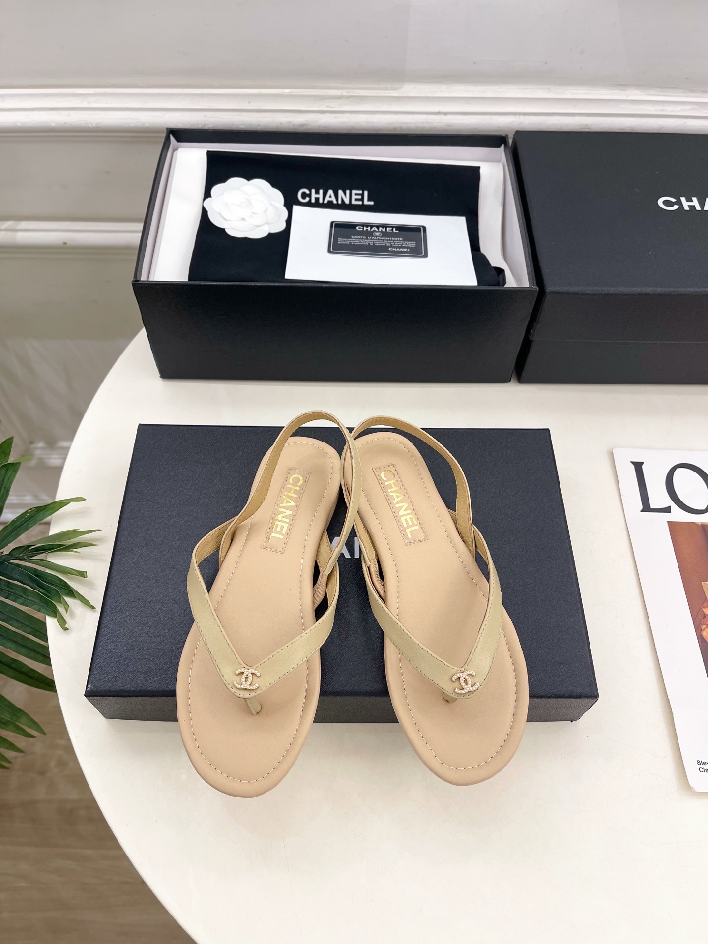 NO:925669,| Xiaoxiang 26 2026 spring and summer new products, classic catwalk models in the counter, Xiaoxiang Double C flip-flops are new in the series. The absolute best in the BS fashion circle. The matching will interpret the meticulous, minimalist and classic elements that will never fade away. Showing a unique dressing style that is too beautiful to say. A must-have style in summer... ━━━━━ t ━━━━━  Original high-customized lambskin upper, imported silk sheepskin lining, original imported leather outsole, heel height 1.5cm, shoe size: 35-39 (40.41 customized, non-refundable) No. 2607013, split-toe shoes, slippers, sheepskin, Leather soles19860909| 小香 26 2026 春夏新品 专柜经典走秀款 小香双C夹脚平底凉拖鞋 系列上新 BS时尚圈的绝绝子 搭配将演绎着细致 极简 永不褪去的经典元素 展现与众不同的穿搭风格美到无话可说 夏季必入款…… ━━━━━ t ━━━━━ 鞋面原版高定制小羊皮 内里进口丝绸羊皮里  大底原版进口真皮大底 跟高1.5cm 鞋码: 35-39（40.41定制不退换） 编号2607013,分趾鞋,slippers,sheepskin,Leather soles,Women's Shoes
