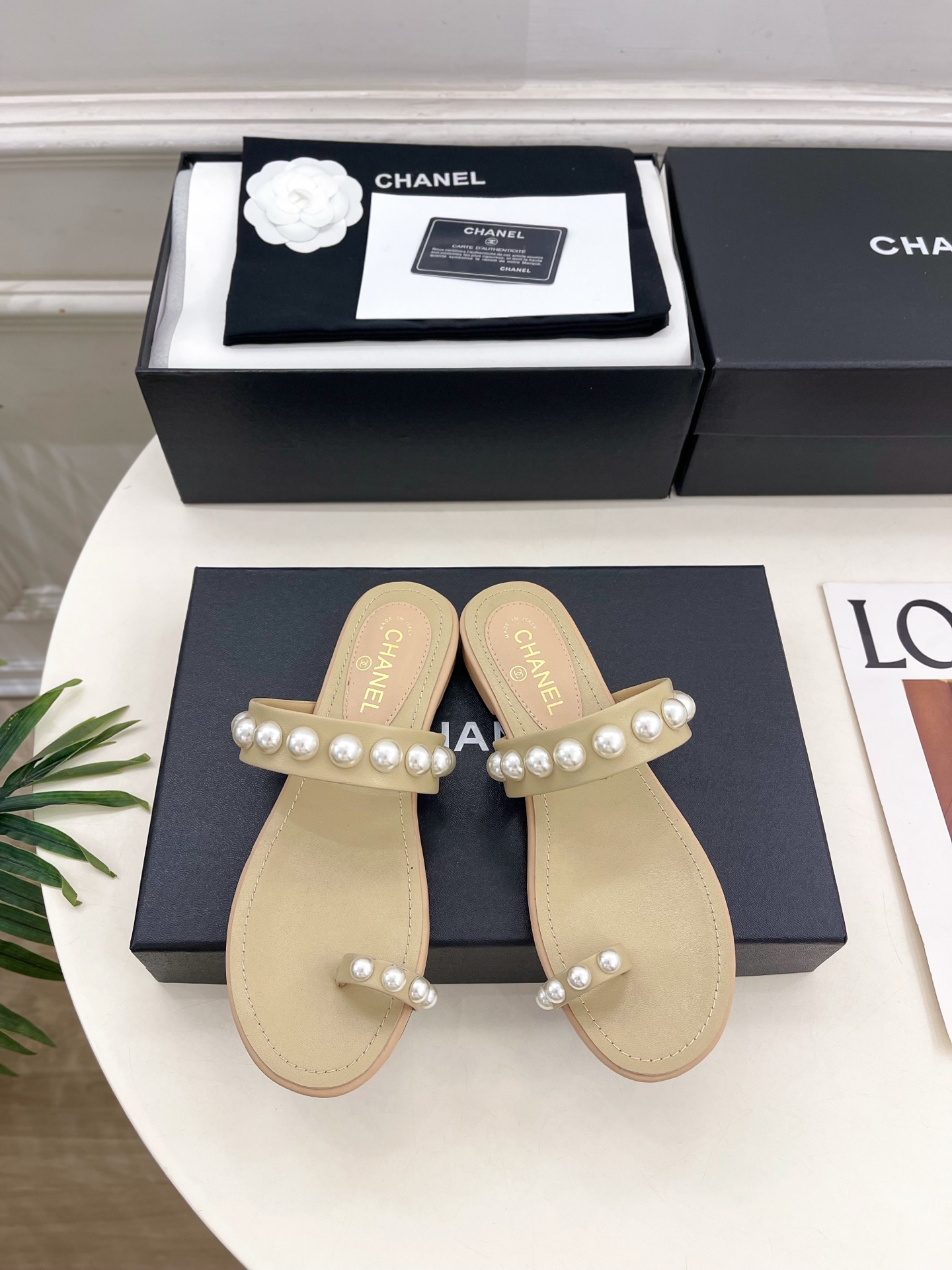 NO:925755,| Xiaoxiang 26 2026 spring and summer new products, classic catwalk models in the counter, Xiaoxiang double-C pearl flip-flops flat slippers are new in the series. The absolute best in the BS fashion circle. The matching will interpret the meticulous, minimalist and classic elements that will never fade away. It will show a unique dressing style that is too beautiful to say. A must-have item for summer... ━━━━━ t ━━━━━  Original high-customized lambskin upper, imported silk sheepskin lining, original imported leather outsole, heel height 1.5cm, shoe size: 35-39 (34.40.41.42 customized, non-refundable) No. 2607013, split-toe shoes, slippers, sheepskin, Leather soles19860909| 小香 26 2026 春夏新品 专柜经典走秀款 小香双C珍珠夹趾平底拖鞋 系列上新 BS时尚圈的绝绝子 搭配将演绎着细致 极简 永不褪去的经典元素 展现与众不同的穿搭风格美到无话可说 夏季必入款…… ━━━━━ t ━━━━━ 鞋面原版高定制小羊皮 内里进口丝绸羊皮里  大底原版进口真皮大底 跟高1.5cm 鞋码: 35-39（34.40.41.42定制不退换） 编号2607013,分趾鞋,slippers,sheepskin,Leather soles,Women's Shoes