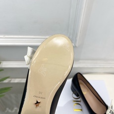 Dior | 迪奥 26𝐬𝐬 🧡💚2026春夏新品 顶级版本⚠️ 专柜主打新款 J'Adior 字母饰带蝴蝶结粗跟 Dior | 迪奥 26𝐬𝐬 🧡💚2026春夏新品 顶级版本⚠️ 专柜主打新款 J'Adior 字母饰带蝴蝶结粗跟