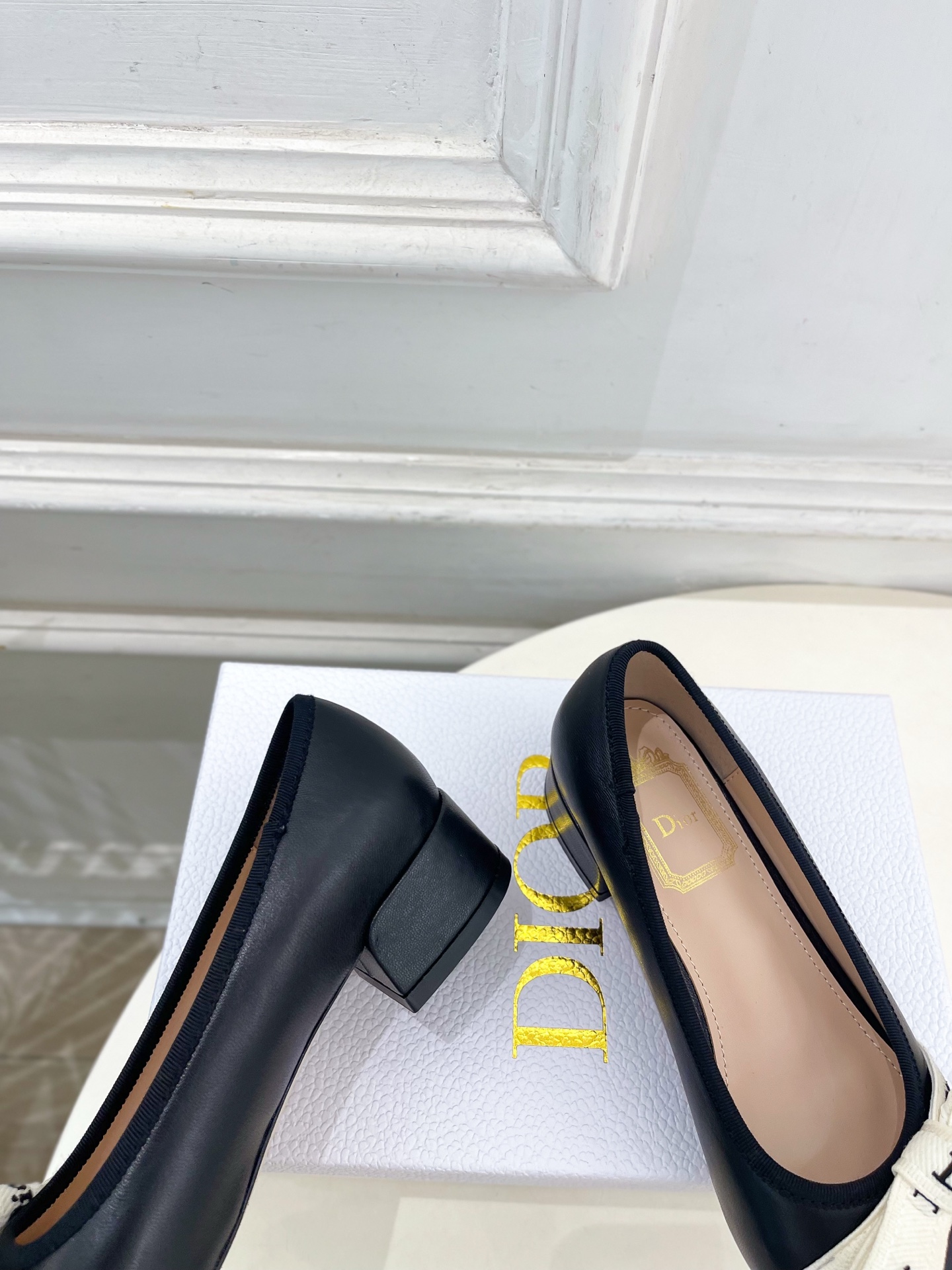 Dior | 迪奥 26𝐬𝐬 🧡💚2026春夏新品 顶级版本⚠️ 专柜主打新款 J'Adior 字母饰带蝴蝶结粗跟 Dior | 迪奥 26𝐬𝐬 🧡💚2026春夏新品 顶级版本⚠️ 专柜主打新款 J'Adior 字母饰带蝴蝶结粗跟