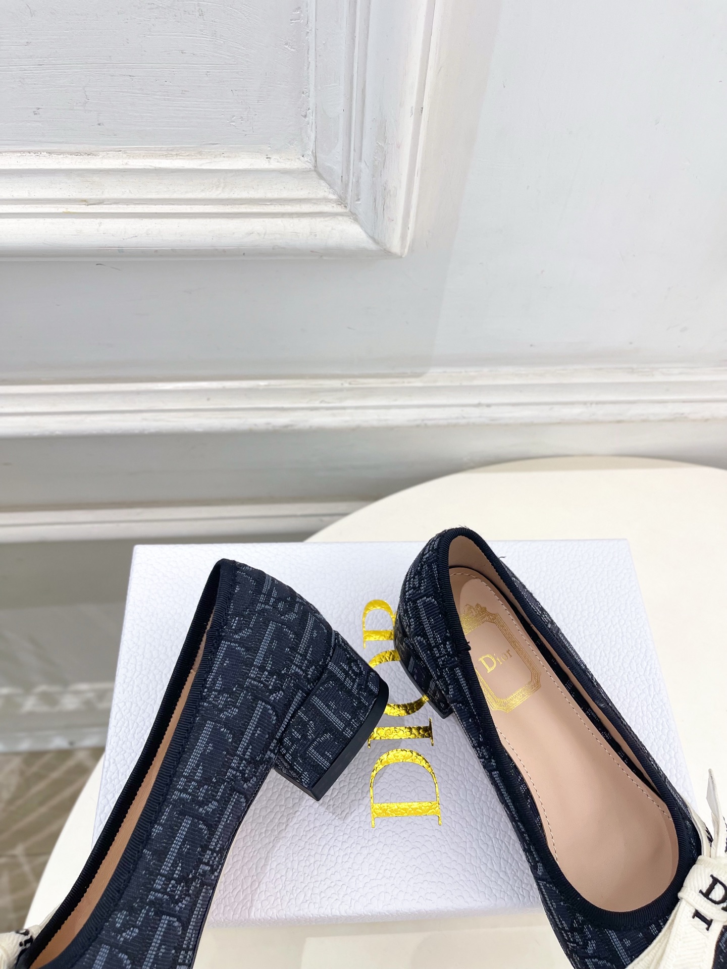 Dior | 迪奥 26𝐬𝐬 🧡💚2026春夏新品 顶级版本⚠️ 专柜主打新款 J'Adior 字母饰带蝴蝶结粗跟 Dior | 迪奥 26𝐬𝐬 🧡💚2026春夏新品 顶级版本⚠️ 专柜主打新款 J'Adior 字母饰带蝴蝶结粗跟