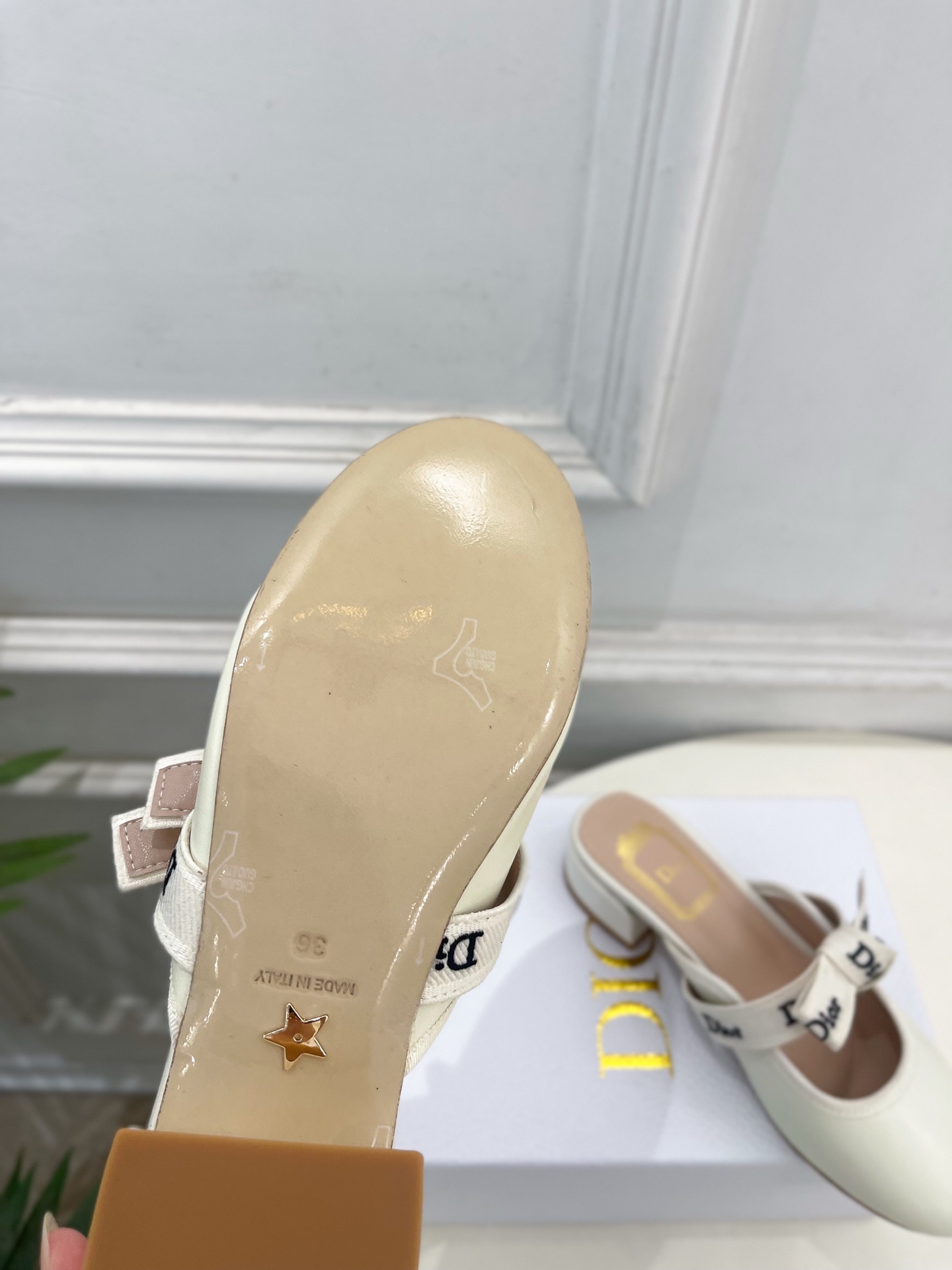 Dior | 迪奥 26𝐬𝐬 🧡💚2026春夏新品 顶级版本⚠️ 专柜主打新款 J'Adior 字母饰带蝴蝶结粗跟 Dior | 迪奥 26𝐬𝐬 🧡💚2026春夏新品 顶级版本⚠️ 专柜主打新款 J'Adior 字母饰带蝴蝶结粗跟