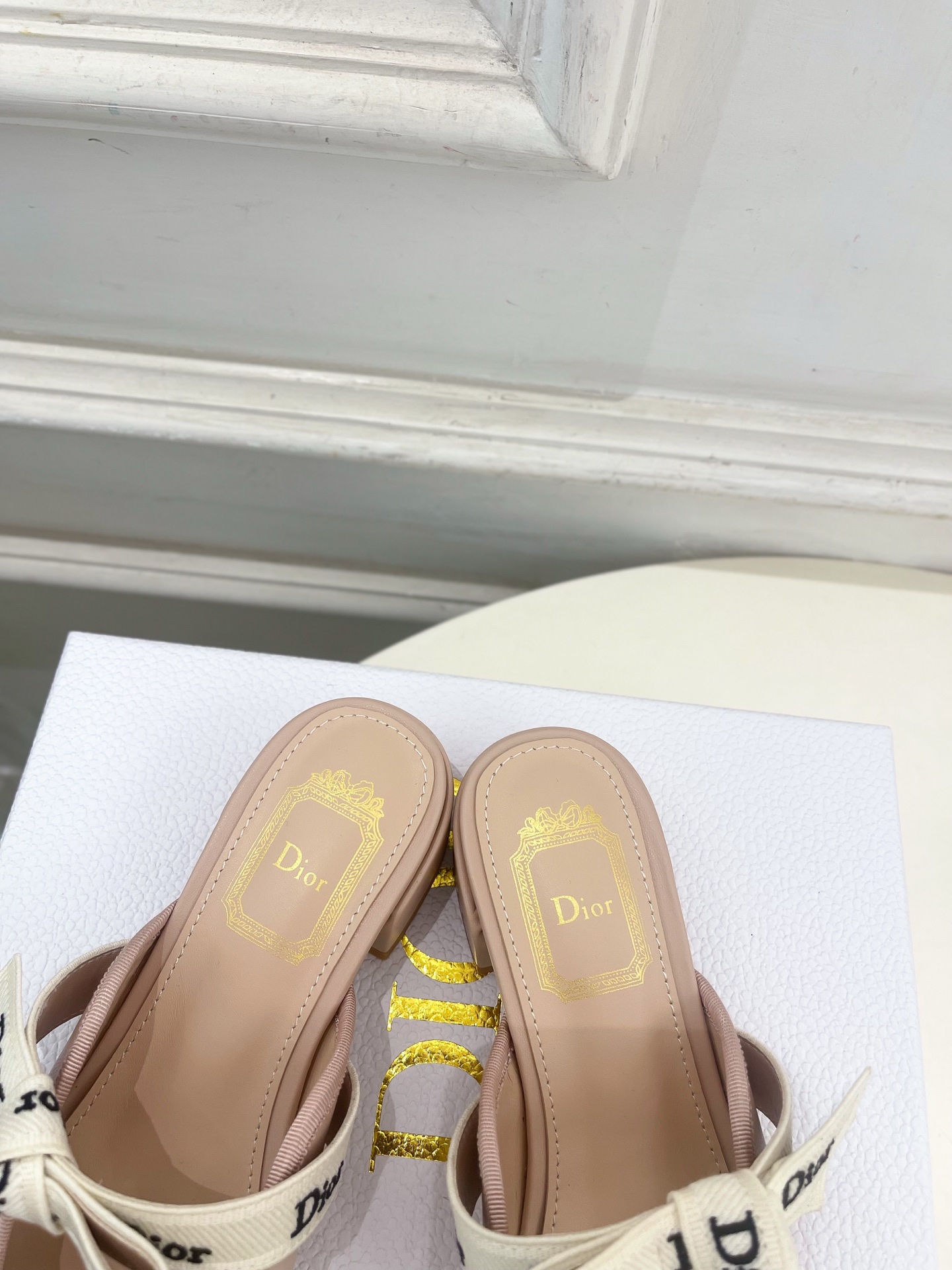 Dior | 迪奥 26𝐬𝐬 🧡💚2026春夏新品 顶级版本⚠️ 专柜主打新款 J'Adior 字母饰带蝴蝶结粗跟 Dior | 迪奥 26𝐬𝐬 🧡💚2026春夏新品 顶级版本⚠️ 专柜主打新款 J'Adior 字母饰带蝴蝶结粗跟