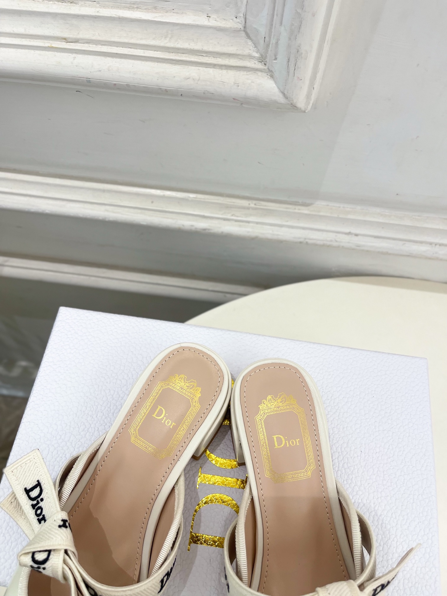 Dior | 迪奥 26𝐬𝐬 🧡💚2026春夏新品 顶级版本⚠️ 专柜主打新款 J'Adior 字母饰带蝴蝶结粗跟 Dior | 迪奥 26𝐬𝐬 🧡💚2026春夏新品 顶级版本⚠️ 专柜主打新款 J'Adior 字母饰带蝴蝶结粗跟