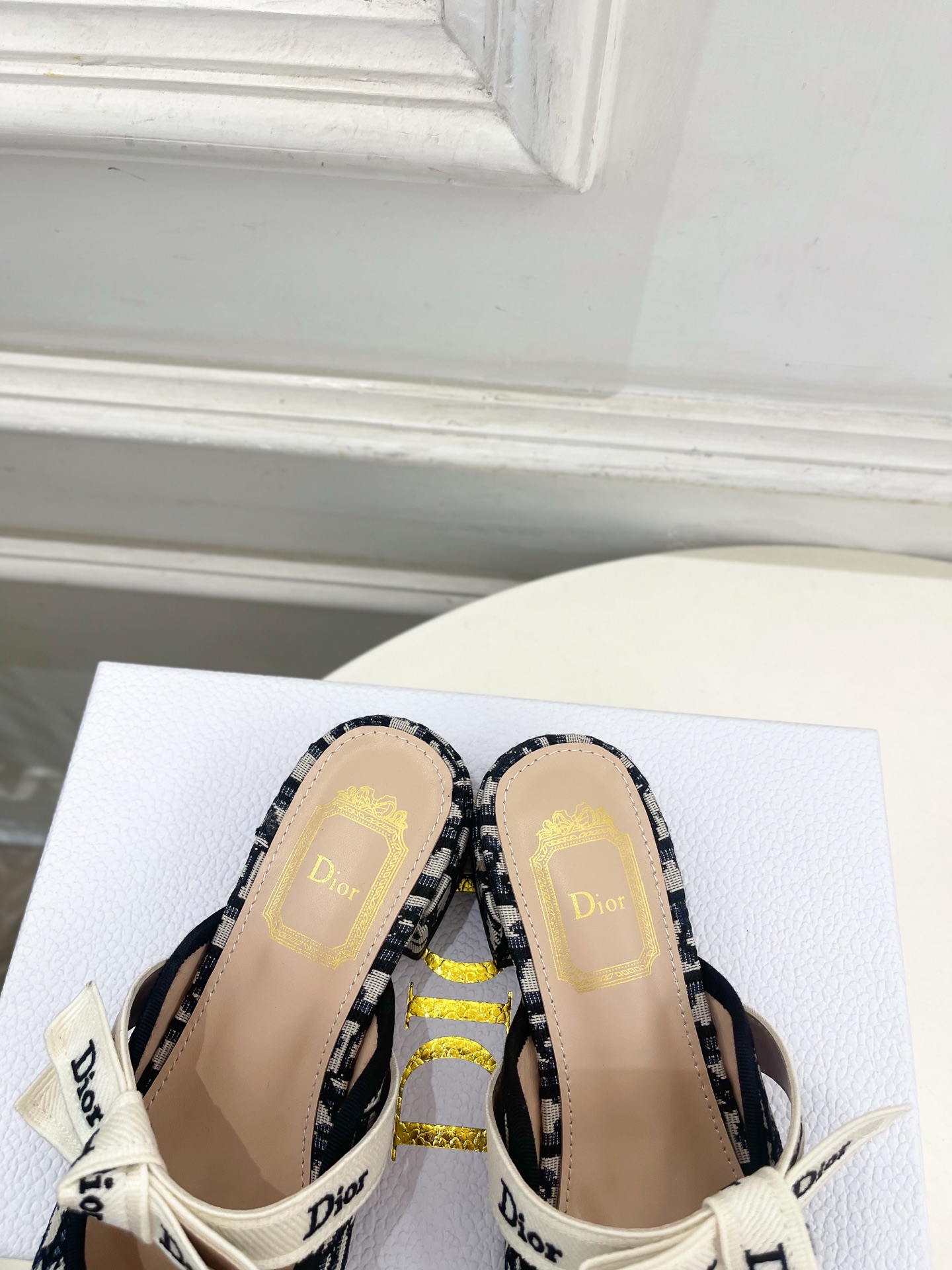 Dior | 迪奥 26𝐬𝐬 🧡💚2026春夏新品 顶级版本⚠️ 专柜主打新款 J'Adior 字母饰带蝴蝶结粗跟 Dior | 迪奥 26𝐬𝐬 🧡💚2026春夏新品 顶级版本⚠️ 专柜主打新款 J'Adior 字母饰带蝴蝶结粗跟