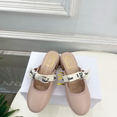 Dior | 迪奥 26𝐬𝐬 🧡💚2026春夏新品 顶级版本⚠️ 专柜主打新款 J'Adior 字母饰带蝴蝶结粗跟 Dior | 迪奥 26𝐬𝐬 🧡💚2026春夏新品 顶级版本⚠️ 专柜主打新款 J'Adior 字母饰带蝴蝶结粗跟