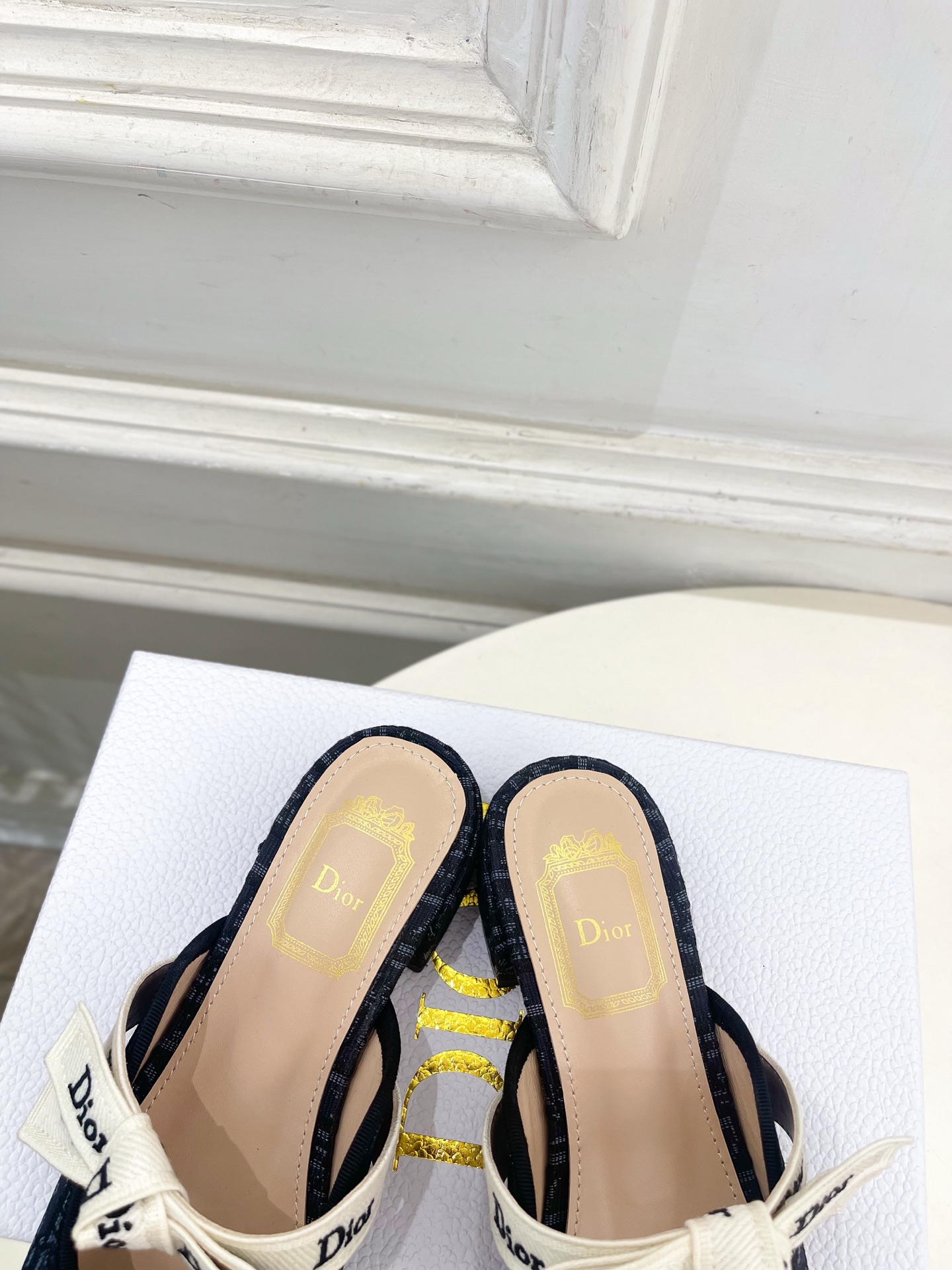 Dior | 迪奥 26𝐬𝐬 🧡💚2026春夏新品 顶级版本⚠️ 专柜主打新款 J'Adior 字母饰带蝴蝶结粗跟 Dior | 迪奥 26𝐬𝐬 🧡💚2026春夏新品 顶级版本⚠️ 专柜主打新款 J'Adior 字母饰带蝴蝶结粗跟