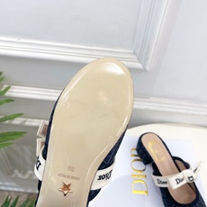 Dior | 迪奥 26𝐬𝐬 🧡💚2026春夏新品 顶级版本⚠️ 专柜主打新款 J'Adior 字母饰带蝴蝶结粗跟 Dior | 迪奥 26𝐬𝐬 🧡💚2026春夏新品 顶级版本⚠️ 专柜主打新款 J'Adior 字母饰带蝴蝶结粗跟