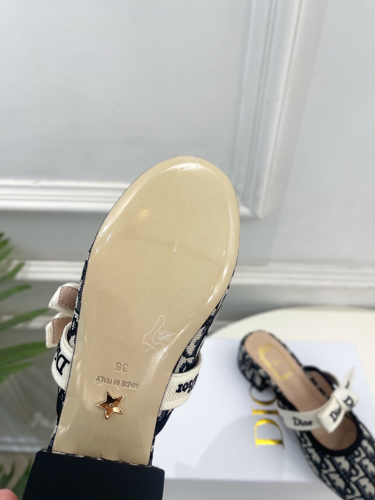 Dior | 迪奥 26𝐬𝐬 🧡💚2026春夏新品 顶级版本⚠️ 专柜主打新款 J'Adior 字母饰带蝴蝶结粗跟 Dior | 迪奥 26𝐬𝐬 🧡💚2026春夏新品 顶级版本⚠️ 专柜主打新款 J'Adior 字母饰带蝴蝶结粗跟
