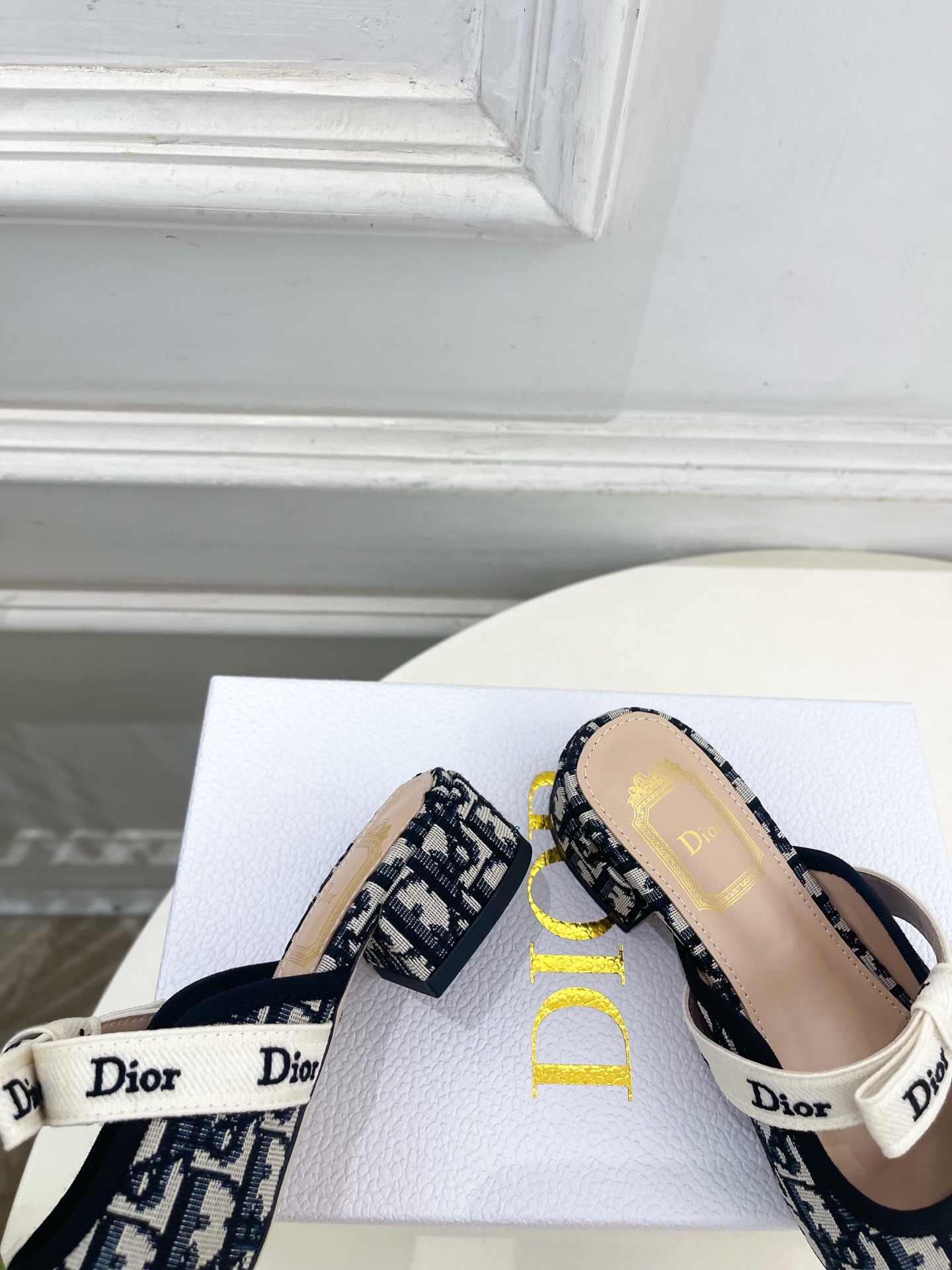 Dior | 迪奥 26𝐬𝐬 🧡💚2026春夏新品 顶级版本⚠️ 专柜主打新款 J'Adior 字母饰带蝴蝶结粗跟 Dior | 迪奥 26𝐬𝐬 🧡💚2026春夏新品 顶级版本⚠️ 专柜主打新款 J'Adior 字母饰带蝴蝶结粗跟