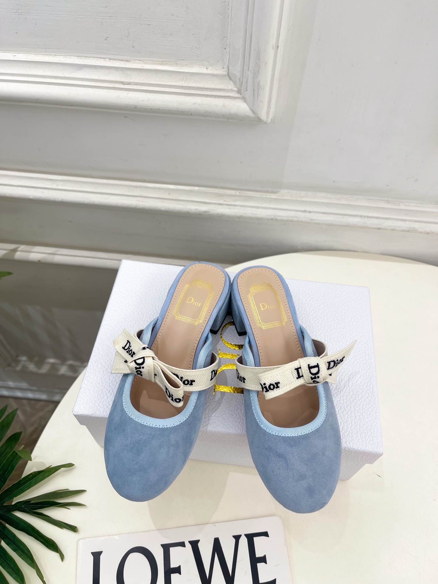 NO:925734,Dior | Dior 26 2026 spring and summer new products, top version, the main product of the counter is the new J'Adior letter ribbon bow thick heel half slippers, new hard goods, BS purchasing level!  Full of high-end feel!  A popular model among bloggers at home and abroad, it’s retro and fashionable, and your feet look stunning!  The official website's main recommendation★ ━━━━━ t ━━━━━ Original custom-made lambskin/jacquard upper. Lining: imported sheepskin lining. Original Italian leather outsole. Heel height 3.5cm. Shoe size: 35-39 (40 and 41 customizations are not returnable)  No. 2607017, half slippers, dior, dior, slippers, sheepskin, Leather soles19860909Dior | 迪奥 26 2026春夏新品 顶级版本 专柜主打新款 J'Adior 字母饰带蝴蝶结粗跟半拖鞋 硬货上新 BS代购级别！高级感十足！国内外博主刷爆的一款,复古又时髦 上脚美炸了！官网主推款★ ━━━━━ t ━━━━━ 鞋面原版定制小羊皮/提花  内里: 进口羊皮里 大底原版意大利真皮大底 跟高3.5cm 鞋码: 35-39（40、41定制不退换） 编号2607017,半拖单鞋,dior,dior,slippers,sheepskin,Leather soles,Women's Shoes