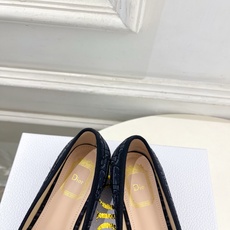 Dior | 迪奥 26𝐬𝐬 🧡💚2026春夏新品 顶级版本⚠️ 专柜主打新款 CD珍珠蝴蝶结圆头粗跟芭蕾舞鞋 硬 Dior | 迪奥 26𝐬𝐬 🧡💚2026春夏新品 顶级版本⚠️ 专柜主打新款 CD珍珠蝴蝶结圆头粗跟芭蕾舞鞋 硬
