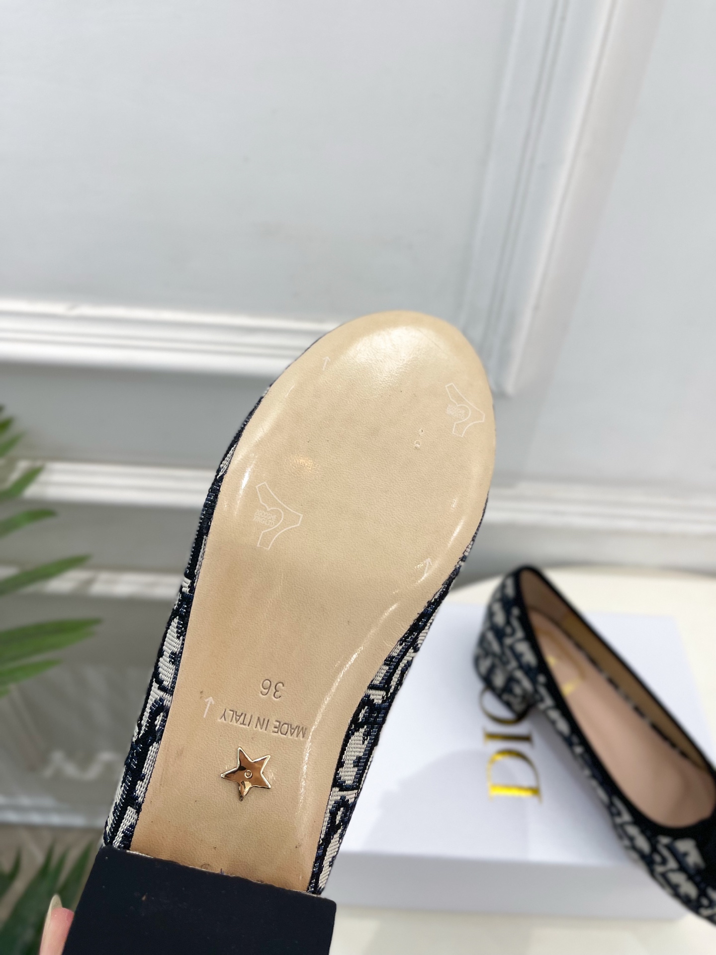 Dior | 迪奥 26𝐬𝐬 🧡💚2026春夏新品 顶级版本⚠️ 专柜主打新款 CD珍珠蝴蝶结圆头粗跟芭蕾舞鞋 硬 Dior | 迪奥 26𝐬𝐬 🧡💚2026春夏新品 顶级版本⚠️ 专柜主打新款 CD珍珠蝴蝶结圆头粗跟芭蕾舞鞋 硬