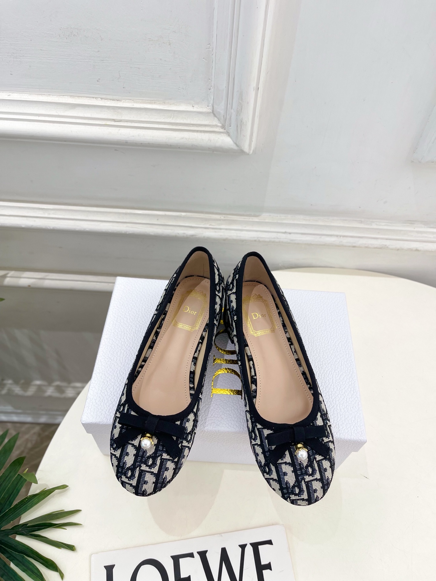 NO:925704,Dior | Dior 26 2026 spring and summer new products, top version, the main new model in the counter, CD pearl bow round toe thick heel ballet shoes, new hard goods, BS purchasing level!  Full of high-end feel!  A popular model among bloggers at home and abroad, it’s retro and fashionable, and your feet look stunning!  The official website’s main recommendation★ ━━━━━ t ━━━━━ Original customized jacquard fabric for the upper. Lining: imported sheepskin lining. Original Italian leather outsole. Heel height 3.5cm. Shoe size: 35-39 (40 and 41 customizations are not returnable)  No. 2607017, sandals, dior, dior, sandals, sheepskin, Leather soles19860909Dior | 迪奥 26 2026春夏新品 顶级版本 专柜主打新款 CD珍珠蝴蝶结圆头粗跟芭蕾舞鞋 硬货上新 BS代购级别！高级感十足！国内外博主刷爆的一款,复古又时髦 上脚美炸了！官网主推款★ ━━━━━ t ━━━━━  鞋面原版定制提花面料  内里: 进口羊皮里 大底原版意大利真皮大底 跟高3.5cm 鞋码: 35-39（40、41定制不退换） 编号2607017,凉鞋单鞋,dior,dior,sandals,sheepskin,Leather soles,Women's Shoes