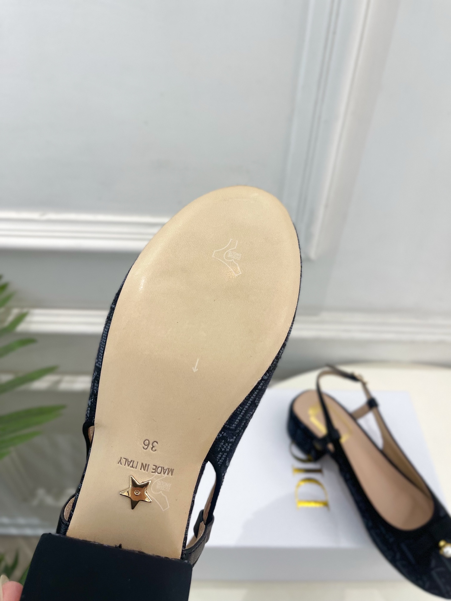 Dior |  迪奥  26𝐬𝐬  🧡💚2026春夏新品 顶级版本⚠️ 专柜主打新款 CD珍珠蝴蝶结圆头粗跟后空凉鞋 硬
