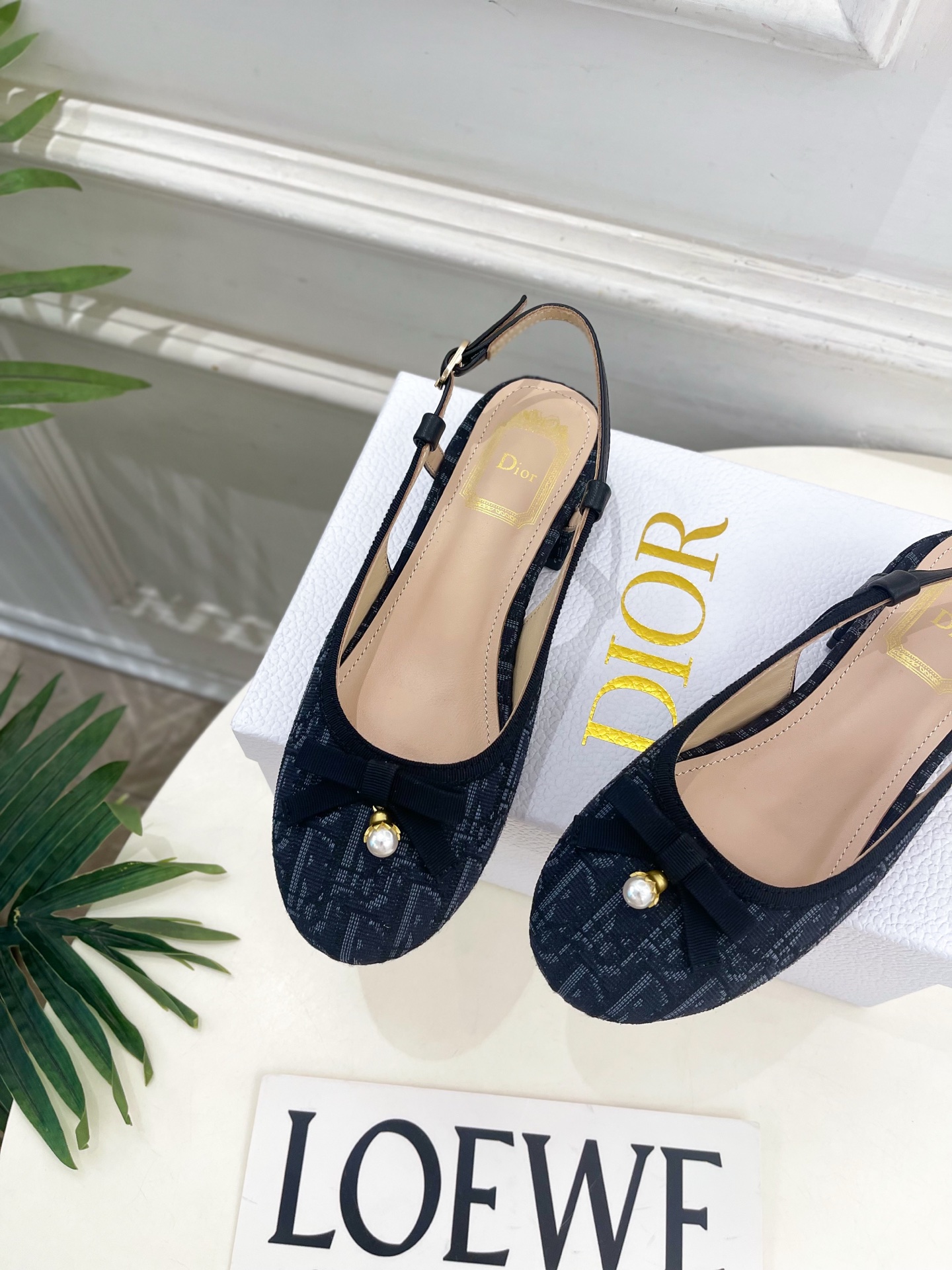Dior |  迪奥  26𝐬𝐬  🧡💚2026春夏新品 顶级版本⚠️ 专柜主打新款 CD珍珠蝴蝶结圆头粗跟后空凉鞋 硬