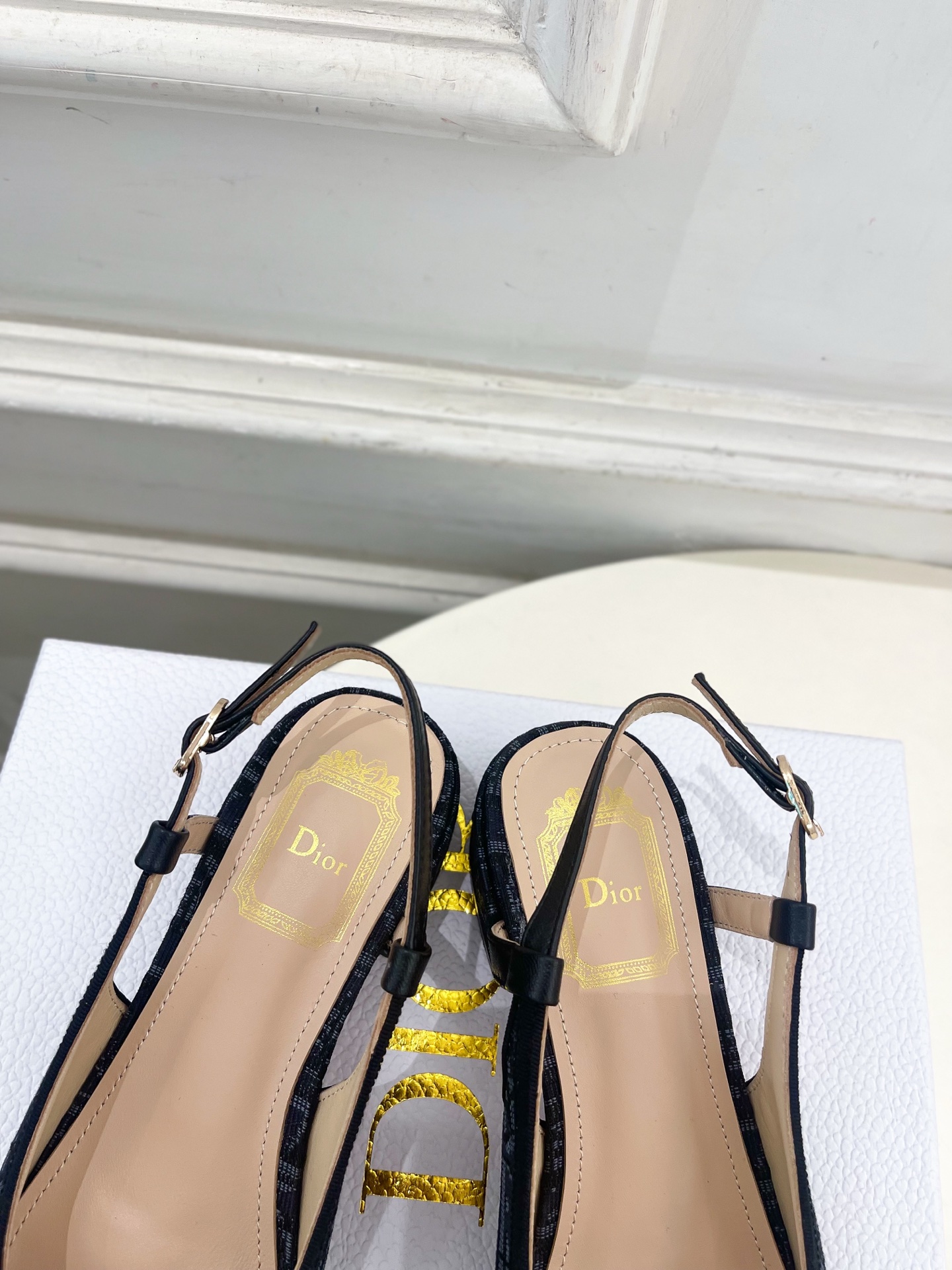Dior |  迪奥  26𝐬𝐬  🧡💚2026春夏新品 顶级版本⚠️ 专柜主打新款 CD珍珠蝴蝶结圆头粗跟后空凉鞋 硬