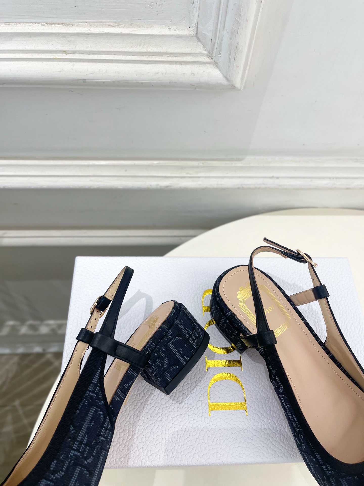 Dior |  迪奥  26𝐬𝐬  🧡💚2026春夏新品 顶级版本⚠️ 专柜主打新款 CD珍珠蝴蝶结圆头粗跟后空凉鞋 硬