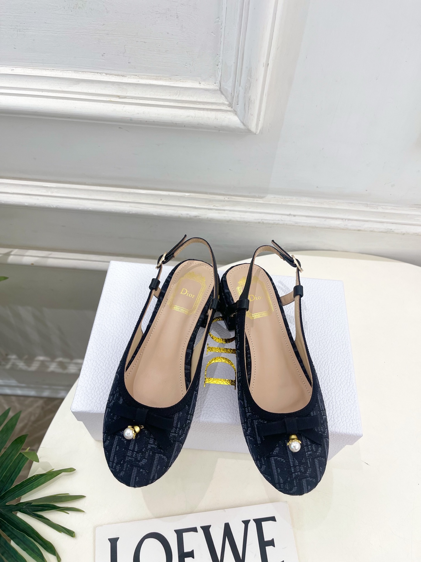 Dior | 迪奥 26𝐬𝐬 🧡💚2026春夏新品 顶级版本⚠️ 专柜主打新款 CD珍珠蝴蝶结圆头粗跟后空凉鞋 硬 Dior | 迪奥 26𝐬𝐬 🧡💚2026春夏新品 顶级版本⚠️ 专柜主打新款 CD珍珠蝴蝶结圆头粗跟后空凉鞋 硬