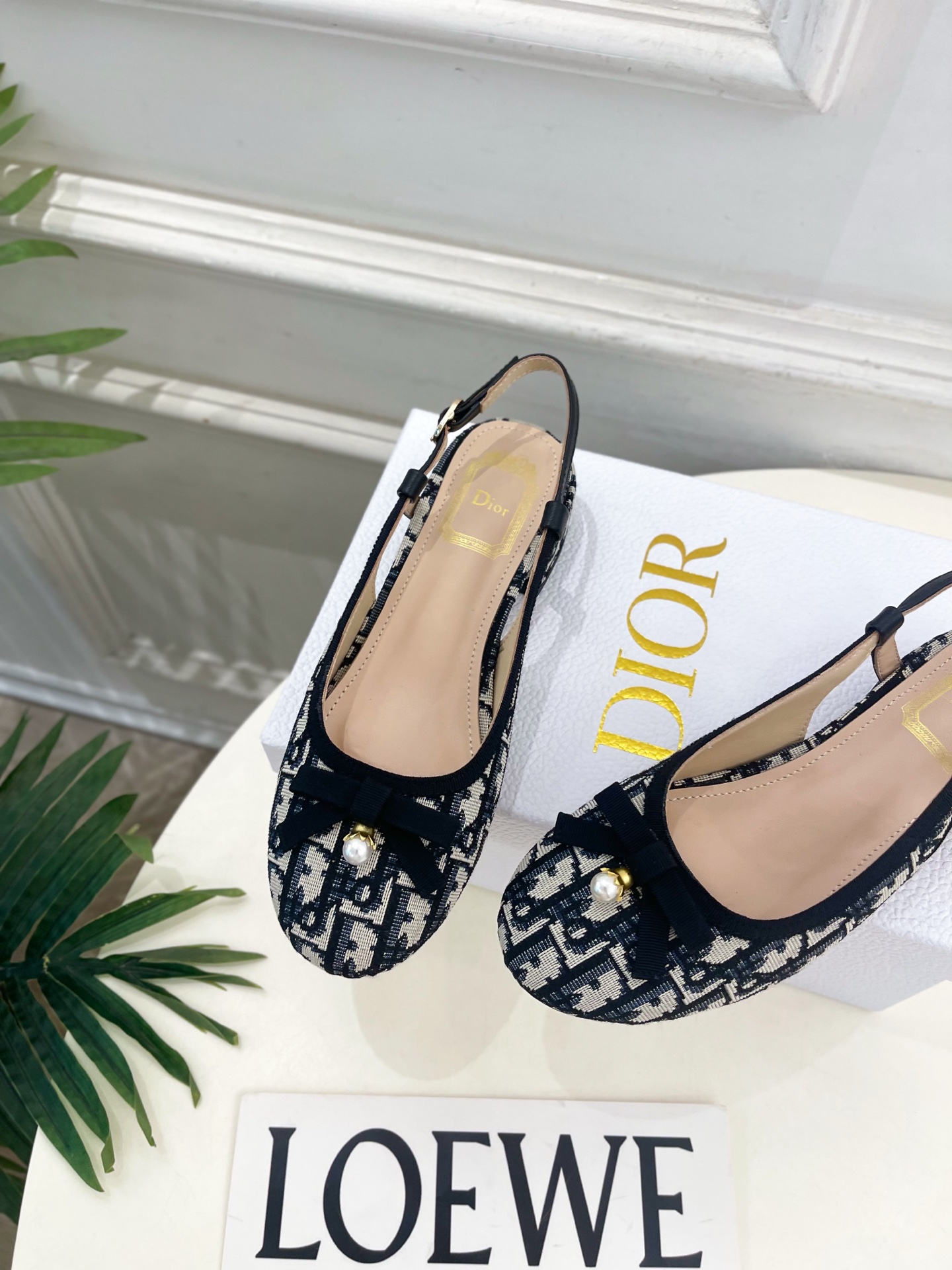 Dior | 迪奥 26𝐬𝐬 🧡💚2026春夏新品 顶级版本⚠️ 专柜主打新款 CD珍珠蝴蝶结圆头粗跟后空凉鞋 硬 Dior | 迪奥 26𝐬𝐬 🧡💚2026春夏新品 顶级版本⚠️ 专柜主打新款 CD珍珠蝴蝶结圆头粗跟后空凉鞋 硬