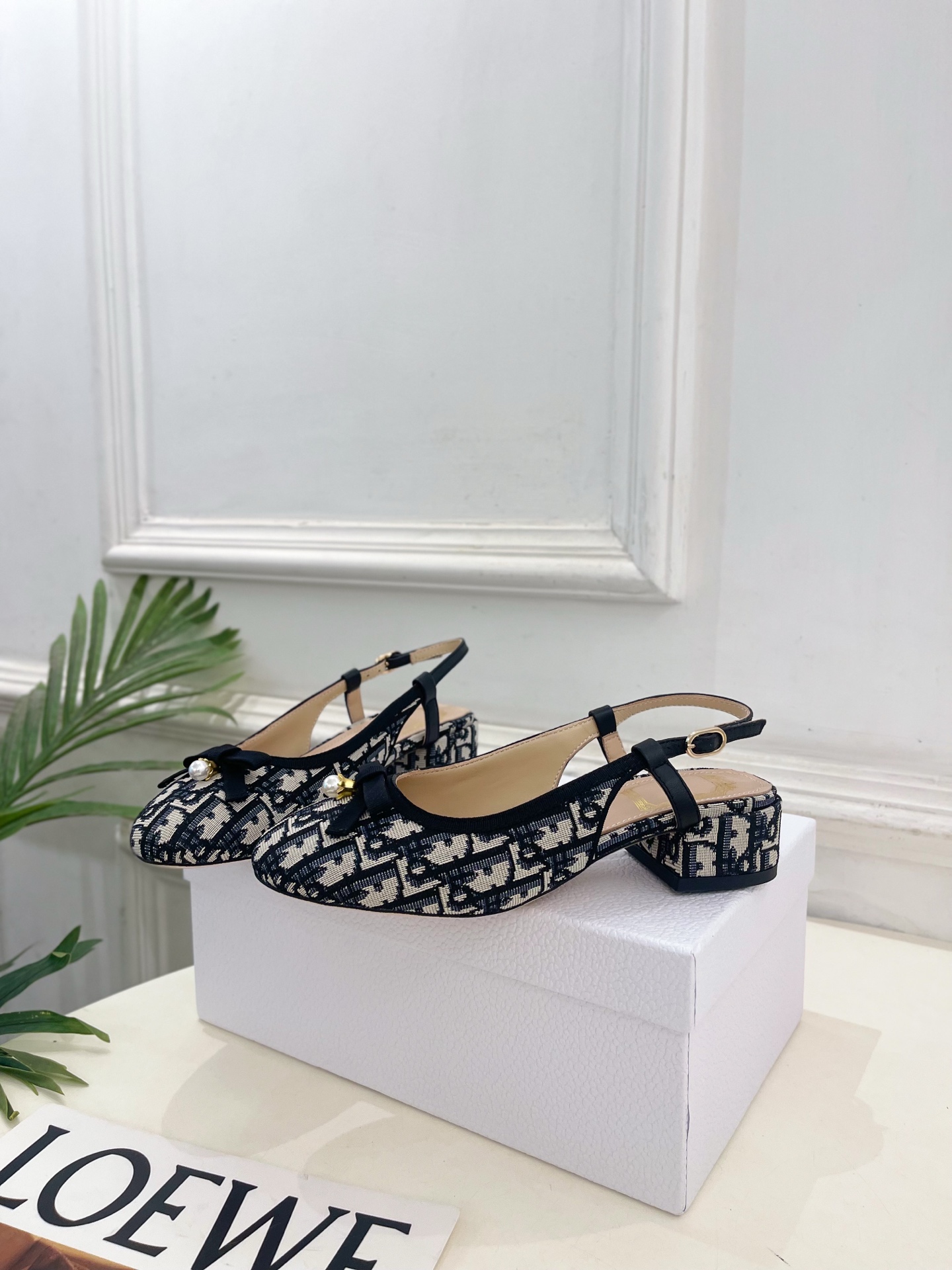 Dior | 迪奥 26𝐬𝐬 🧡💚2026春夏新品 顶级版本⚠️ 专柜主打新款 CD珍珠蝴蝶结圆头粗跟后空凉鞋 硬 Dior | 迪奥 26𝐬𝐬 🧡💚2026春夏新品 顶级版本⚠️ 专柜主打新款 CD珍珠蝴蝶结圆头粗跟后空凉鞋 硬