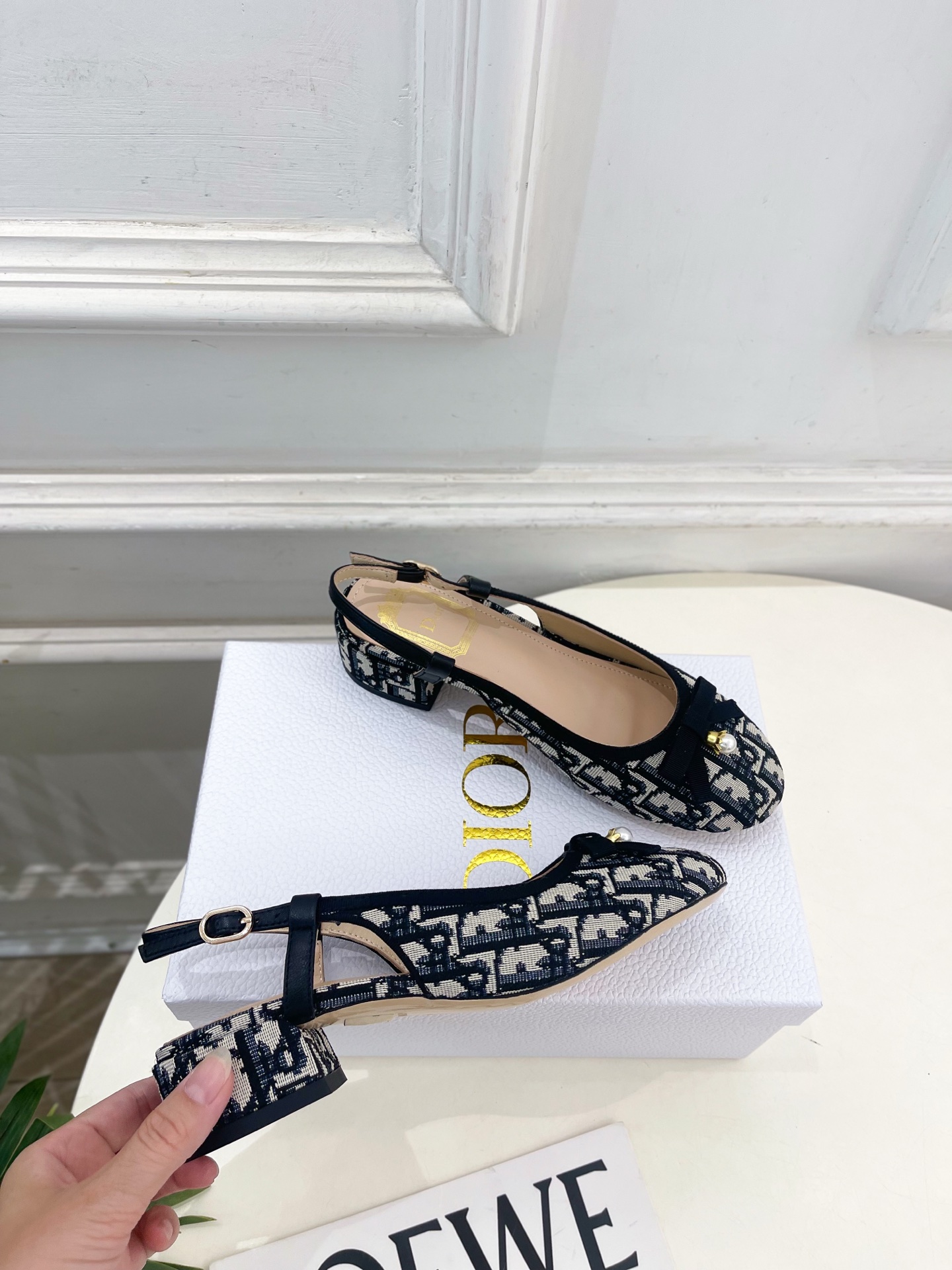 Dior | 迪奥 26𝐬𝐬 🧡💚2026春夏新品 顶级版本⚠️ 专柜主打新款 CD珍珠蝴蝶结圆头粗跟后空凉鞋 硬 Dior | 迪奥 26𝐬𝐬 🧡💚2026春夏新品 顶级版本⚠️ 专柜主打新款 CD珍珠蝴蝶结圆头粗跟后空凉鞋 硬