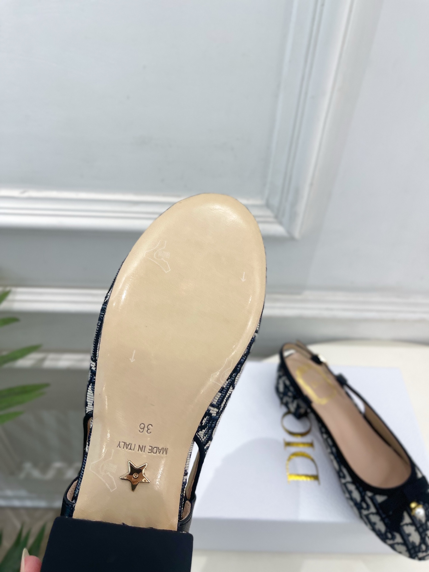 Dior | 迪奥 26𝐬𝐬 🧡💚2026春夏新品 顶级版本⚠️ 专柜主打新款 CD珍珠蝴蝶结圆头粗跟后空凉鞋 硬 Dior | 迪奥 26𝐬𝐬 🧡💚2026春夏新品 顶级版本⚠️ 专柜主打新款 CD珍珠蝴蝶结圆头粗跟后空凉鞋 硬