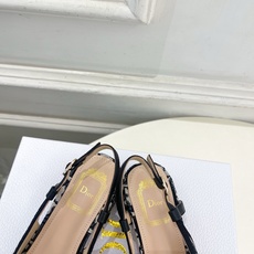 Dior | 迪奥 26𝐬𝐬 🧡💚2026春夏新品 顶级版本⚠️ 专柜主打新款 CD珍珠蝴蝶结圆头粗跟后空凉鞋 硬 Dior | 迪奥 26𝐬𝐬 🧡💚2026春夏新品 顶级版本⚠️ 专柜主打新款 CD珍珠蝴蝶结圆头粗跟后空凉鞋 硬