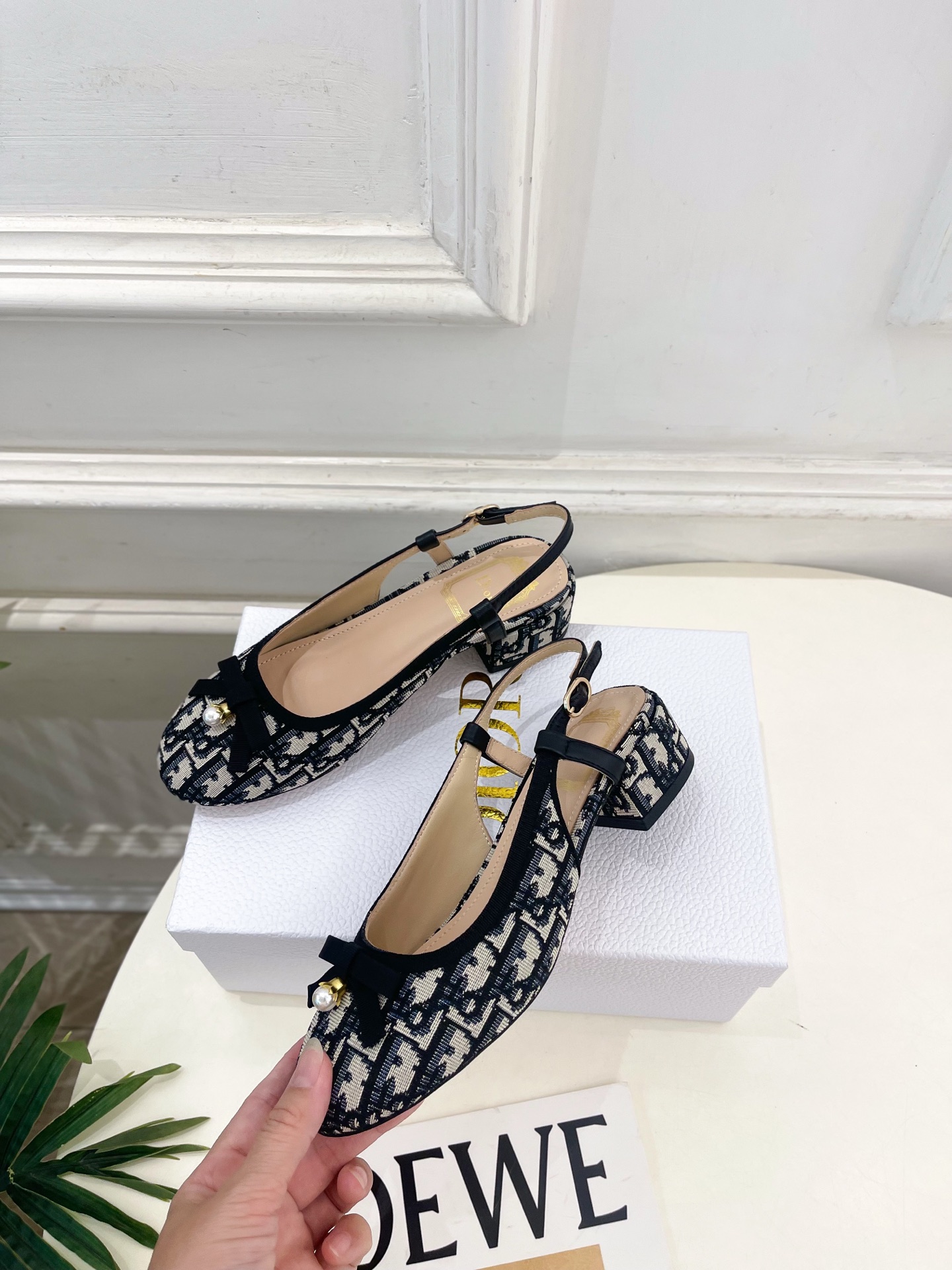 Dior | 迪奥 26𝐬𝐬 🧡💚2026春夏新品 顶级版本⚠️ 专柜主打新款 CD珍珠蝴蝶结圆头粗跟后空凉鞋 硬 Dior | 迪奥 26𝐬𝐬 🧡💚2026春夏新品 顶级版本⚠️ 专柜主打新款 CD珍珠蝴蝶结圆头粗跟后空凉鞋 硬