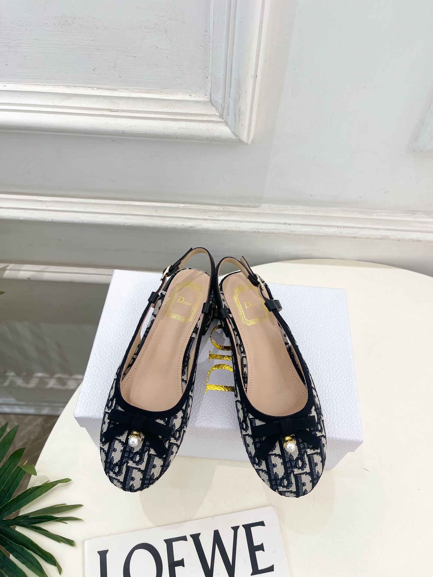 NO:925714,Dior | Dior 26 2026 spring and summer new products, top version, the main new model in the counter, CD pearl bow round toe thick heel sandals, new hard goods, BS purchasing level!  Full of high-end feel!  A popular model among bloggers at home and abroad, it’s retro and fashionable, and your feet look stunning!  The official website’s main recommendation★ ━━━━━ t ━━━━━ Original customized jacquard fabric for the upper. Lining: imported sheepskin lining. Original Italian leather outsole. Heel height 3.5cm. Shoe size: 35-39 (40 and 41 customizations are not returnable)  No. 2607017, sandals, dior, dior, sandals, sheepskin, Leather soles19860909Dior | 迪奥 26 2026春夏新品 顶级版本 专柜主打新款 CD珍珠蝴蝶结圆头粗跟后空凉鞋 硬货上新 BS代购级别！高级感十足！国内外博主刷爆的一款,复古又时髦 上脚美炸了！官网主推款★ ━━━━━ t ━━━━━  鞋面原版定制提花面料  内里: 进口羊皮里 大底原版意大利真皮大底 跟高3.5cm 鞋码: 35-39（40、41定制不退换） 编号2607017,凉鞋单鞋,dior,dior,sandals,sheepskin,Leather soles,Women's Shoes