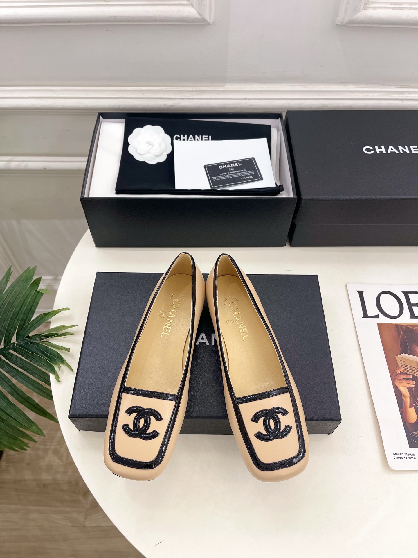 NO:925686,| Xiaoxiang 26 2026 spring and summer new products, classic catwalk models in the counter, Xiaoxiang double C color block square toe flat shoes are new in the series. The absolute best in the BS fashion circle. The matching will interpret the meticulous, minimalist and classic elements that will never fade away. It will show a unique dressing style that is too beautiful to say. A must-have style in summer... ━━━━━ t ━━━━━  Highly customized upper, original lambskin, lining imported sheepskin, outsole, original imported leather outsole, high flat heel, shoe size: 35-39 (40.41 customized, non-refundable) No. 2607043, sandals, sheepskin, Leather soles19860909| 小香 26 2026 春夏新品 专柜经典走秀款 小香双C拼色方头平底单鞋 系列上新 BS时尚圈的绝绝子 搭配将演绎着细致 极简 永不褪去的经典元素 展现与众不同的穿搭风格美到无话可说 夏季必入款…… ━━━━━ t ━━━━━ 鞋面高定制原版小羊皮 内里进口羊皮里 大底原版进口真皮大底 跟高平底 鞋码: 35-39（40.41定制不退换）  编号2607043,凉鞋单鞋,sandals,sheepskin,Leather soles,Women's Shoes