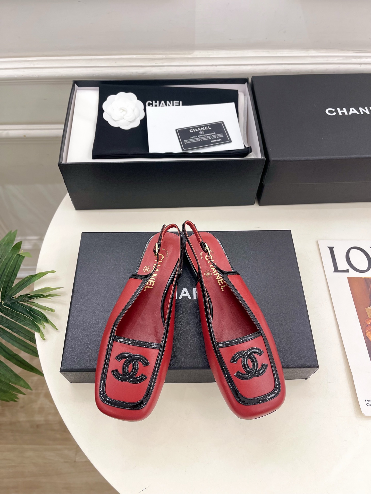NO:925695,| Xiaoxiang 26 2026 spring and summer new products, classic catwalk models in the counter, Xiaoxiang double C color block square toe back sandals are new in the series. The absolute best in the BS fashion circle. The matching will interpret the meticulous, minimalist and classic elements that will never fade away. It will show a unique dressing style that is too beautiful to say. A must-have style in summer... ━━━━━ t ━━━━━  Highly customized upper, original lambskin, lining imported sheepskin, outsole, original imported leather outsole, high flat heel, shoe size: 35-39 (40.41 customized, non-returnable) No. 7043, sandals, sheepskin, Leather soles19860909| 小香 26 2026 春夏新品 专柜经典走秀款 小香双C拼色方头后空凉鞋 系列上新 BS时尚圈的绝绝子 搭配将演绎着细致 极简 永不褪去的经典元素 展现与众不同的穿搭风格美到无话可说 夏季必入款…… ━━━━━ t ━━━━━ 鞋面高定制原版小羊皮 内里进口羊皮里 大底原版进口真皮大底 跟高平底 鞋码: 35-39（40.41定制不退换）  编号7043,凉鞋单鞋,sandals,sheepskin,Leather soles,Women's Shoes