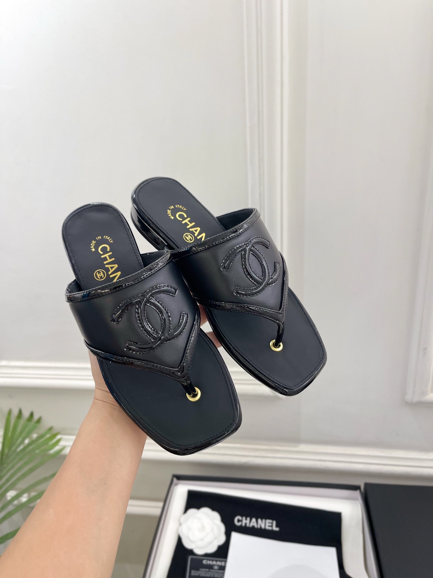 𝐂𝐇𝐀𝐍𝐄𝐋  | 小香  26𝐬𝐬  🦋2026 春夏新品  专柜经典走秀款 小香双C拼色夹脚人字拖鞋 系列上新〰 🍬